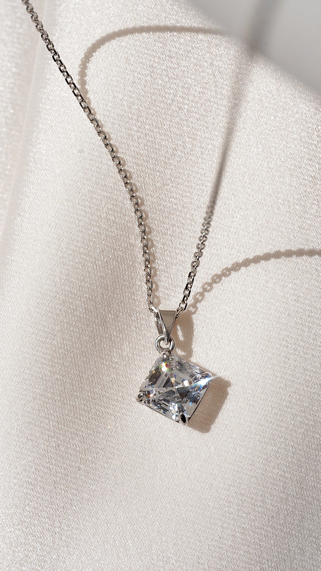 Charlie Pendant 9K White Gold