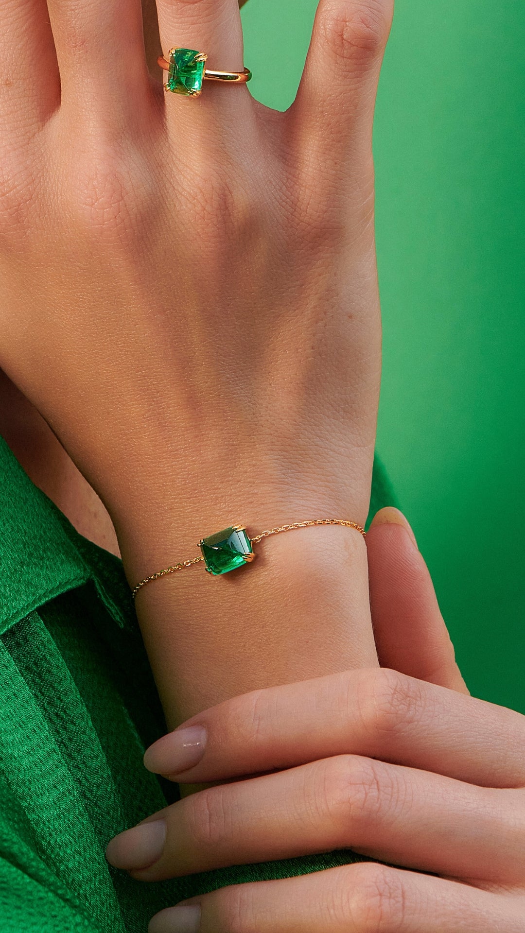 Recycled emerald sugarloaf stone gold vermeil slider bracelet for women from the sugardrop collection